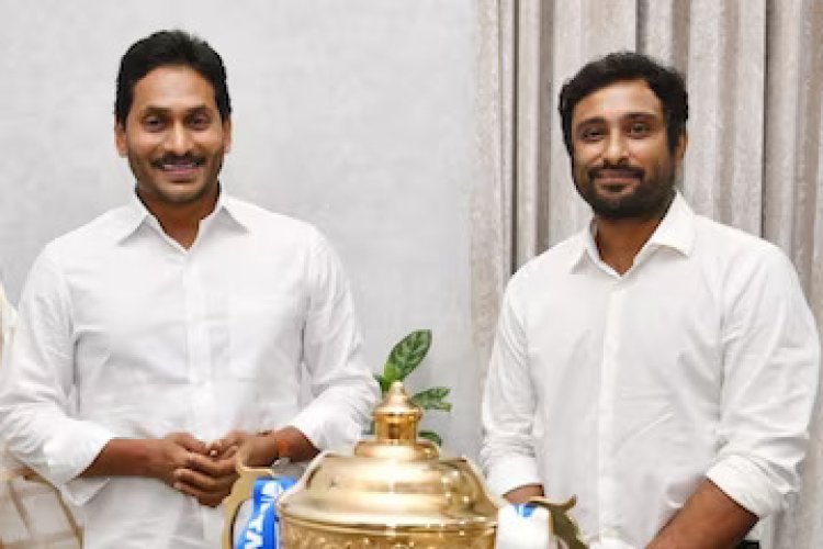 Ambati Rayudu joins politics to serve the people