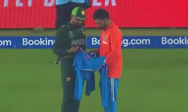 Watch: Virat Kohli gifts autographed jersey to Babar Azam after win over Pakistan