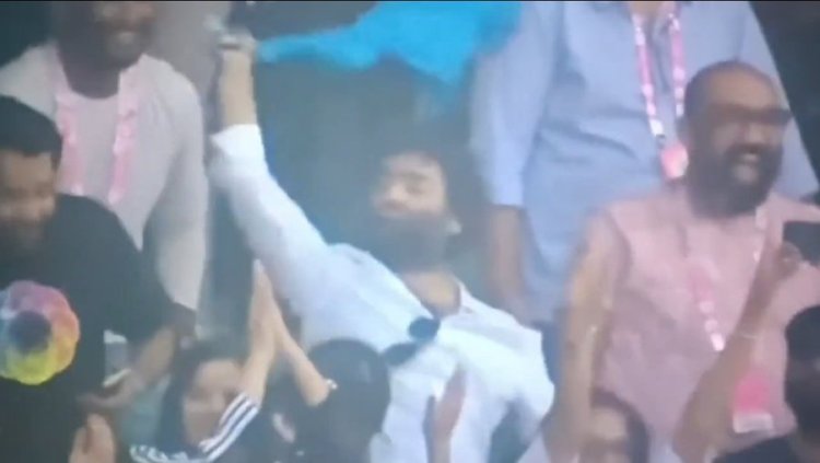 Watch: Arijit Singh celebrates Babar Azam's dismissal  in Ahmedabad