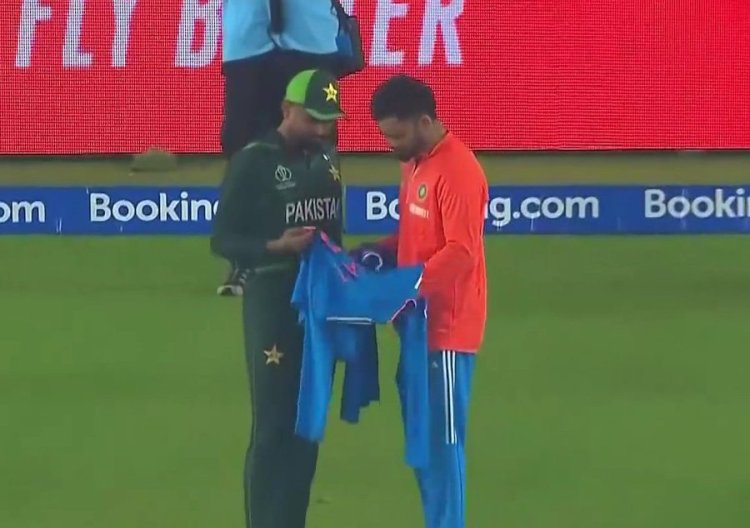 Watch: Virat Kohli gifts autographed jersey to Babar Azam after win over Pakistan